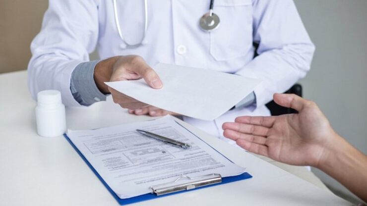 lekarz przepisuje leczenie pasożytów